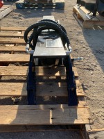 UNUSED GIYI 5T HYDRAULIC THUMB ATTACHMENT, fits mini excavator. s/n:MZJ5T241025 --(LOCATED IN COLTON, CA)--