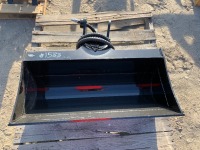 UNUSED GIYI 3T 32" HYDRAULIC TILT BUCKET, fits mini excavator. s/n:QXD3T2409234 --(LOCATED IN COLTON, CA)--