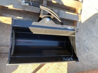 UNUSED 24" HYDRAULIC TILT BUCKET. --(LOCATED IN COLTON, CA)--