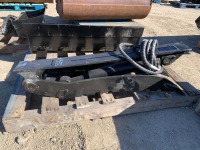 UNUSED GIYI 5T HYDRAULIC THUMB ATTACHMENT, fits mini excavator. s/n:MZJ5T241016 --(LOCATED IN COLTON, CA)--