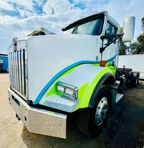 2008 KENWORTH T800B ROLL-OFF TRUCK, Cummins 11L diesel, engine brake, Eaton-Fuller 10-speed, pto, 18,000# front, Spartan roll-off system, air ride suspension, air trailer hookups, tow package, 40,000# rears. s/n:1NKDL00X08R203725