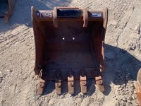 BOBCAT 24" GP BUCKET, fits excavator. s/n:Q084919 --(LOCATED IN COLTON, CA)--