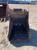 18" GP BUCKET, fits excavator --(LOCATED IN COLTON, CA)--