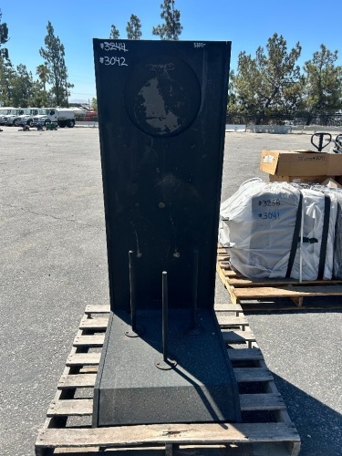 METAL DISPLAY STAND --(LOCATED IN COLTON, CA)--