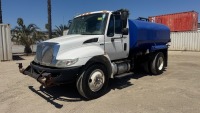 2013 INTERNATIONAL 4300 2,000 GALLON BOBTAIL WATER TRUCK, 7.6L diesel, automatic, pto, 10,000# front, ff-ss-rr, hose reel, 17,500# rear. s/n:1HTMMAAM4DH099686