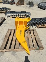 2026 TOFT 08ER RIPPER ATTACHMENT, fits Cat 320 excavator. s/n:TOFTERP26136 --(LOCATED IN COLTON, CA)--