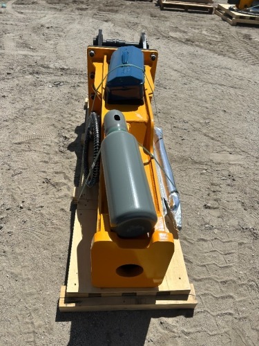 2026 TOFT 750 HYDRAULIC BREAKER ATTACHMENT, fits Cat 308D excavator. s/n:TOFTJW43Z7447, W/HOSES, CHISEL POINTS, NITROGEN CHARGING KIT, PRESSURE GAUGE, TOOL BOX --(LOCATED IN COLTON, CA)--