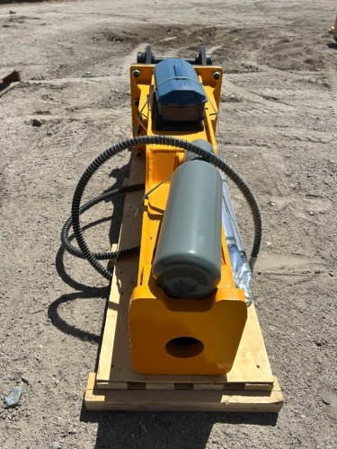 2026 TOFT 750 HYDRAULIC BREAKER ATTACHMENT, fits Cat 308D excavator. s/n:TOFTJW43Z7441, W/HOSES, CHISEL POINTS, NITROGEN CHARGING KIT, PRESSURE GAUGE, TOOL BOX --(LOCATED IN COLTON, CA)--