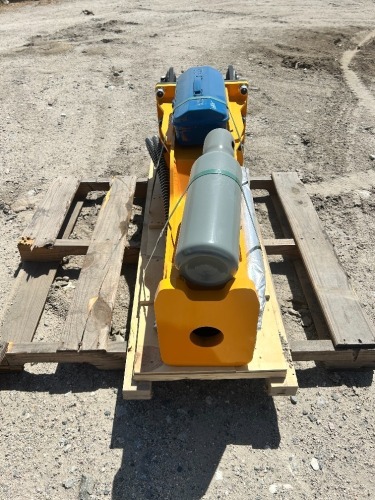2026 TOFT 680 HYDRAULIC BREAKER ATTACHMENT, fits Cat 305 excavator. s/n:TOFTJW40Z19129, W/HOSES, CHISEL POINTS, NITROGEN CHARGING KIT, PRESSURE GAUGE, TOOL BOX --(LOCATED IN COLTON, CA)--