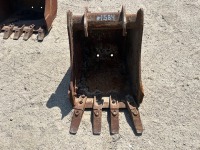 MELROE 18" GP BUCKET, fits mini excavator. s/n:6807530 --(LOCATED IN COLTON, CA)--
