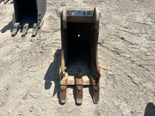 BOBCAT 12" GP BUCKET, fits mini excavator. s/n:M7024SD --(LOCATED IN COLTON, CA)--