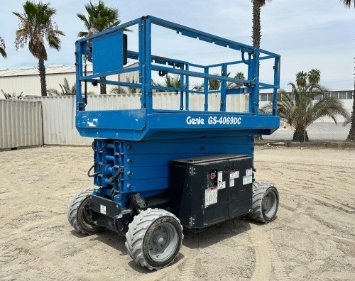2017 GENIE GS4069DC SCISSORLIFT, electric, 40' lift, extendable platform. s/n:GS69F-12239 --(DOES NOT RUN)-- --(LOCATED IN COLTON, CA)--