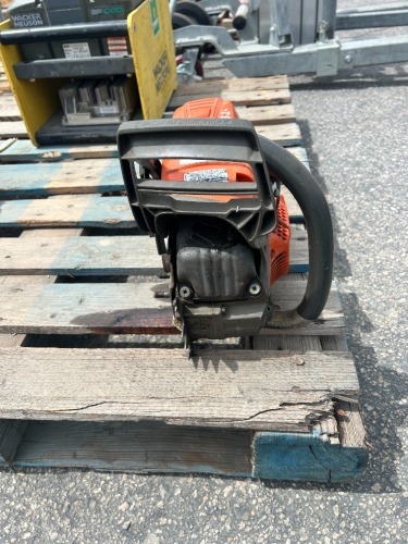 2022 HUSQVARNA 555 20" CHAINSAW. s/n:501401R2120220400062 --(PARTS ONLY)-- --(LOCATED IN COLTON, CA)--