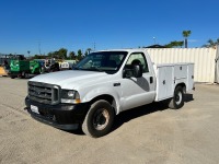 2004 FORD F350 UTILITY TRUCK, 5.4L gasoline, automatic, a/c, 8' utility bed, 2,500# winch, tow package. s/n:3FTSF30L94MA08457
