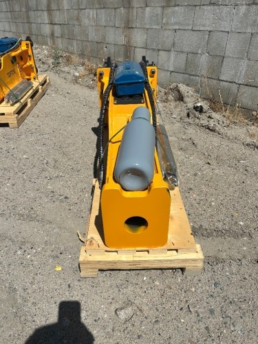 2025 TOFT 750 HYDRAULIC BREAKER ATTACHMENT, fits excavator. s/n:TOFTJW43Z7163 --(LOCATED IN COLTON, CA)--