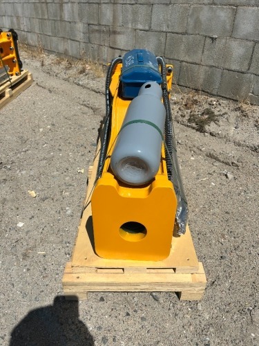 2025 TOFT 680 HYDRAULIC BREAKER ATTACHMENT, fits excavator. s/n:TOFTJW40Z18484 --(LOCATED IN COLTON, CA)--