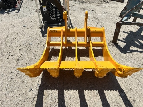 2025 TOFT 08R RAKE ATTACHMENT, fits Cat 320 excavator. s/n:TOFTER25802 --(LOCATED IN COLTON, CA)--