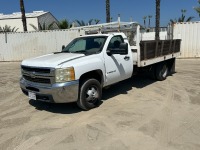 2008 CHEVROLET 3500HD FLATBED TRUCK, 6.0L gasoline, automatic, 12' flatbed, 21" stake sides, pipe rack, tow package. s/n:1GBJC34K68E189202