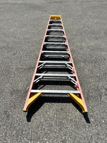 10' EXTENSION LADDER --(LOCATED IN COLTON, CA)--