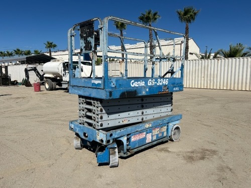 2001 GENIE GS3246 SCISSORLIFT, electric, 32' lift, extendable platform, 718 hours indicated. s/n:44689 --(DOES NOT RUN)-- --(LOCATED IN COLTON, CA)--