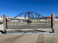 2026 EARTHYGROUNDS EG-10S-SC 20FT DOUBLE-SWING WROUGHT IRON DRIVEWAY GATE W/TIMBER POSTS, Scrollwork Construction Design. --(LOCATED IN COLTON, CA)--