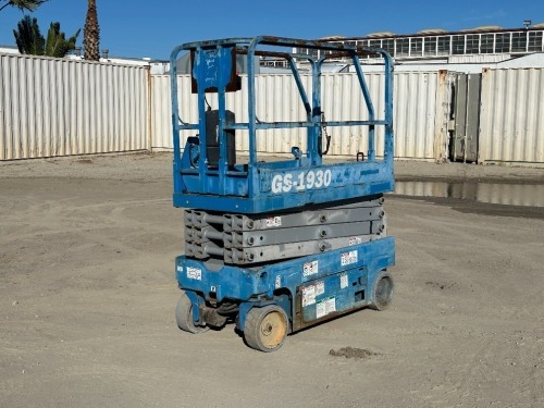 2015 GENIE GS1930 SCISSORLIFT, electric, 19' lift, extendable platform. s/n:GS3015A-145735 --(DOES NOT RUN)-- --(LOCATED IN COLTON, CA)--