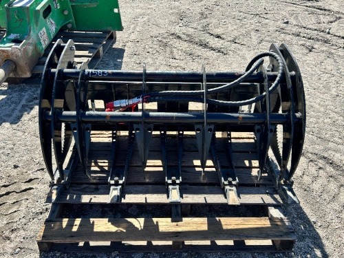 GIYI MCLG60 CURVED LOG GRABBER ATTACHMENT, fits skidsteer. s/n:CXHXZMQ251040 --(LOCATED IN COLTON, CA)--