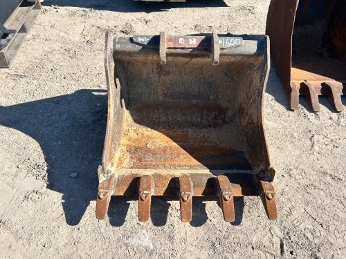 BOBCAT 30" GP BUCKET, fits mini excavator --(LOCATED IN COLTON, CA)--