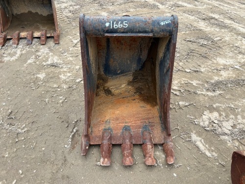 CATERPILLAR 24" GP BUCKET, fits backhoe. --(LOCATED IN COLTON, CA)--